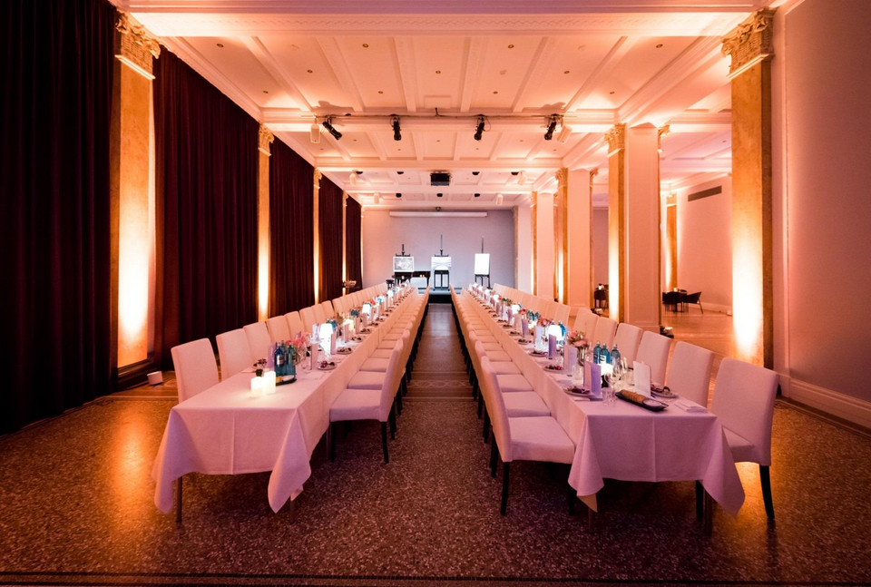 Werner Otto Saal, Hamburger Kunsthalle mit eingedeckten Tischen, Foto: Romanus Fuhrmann Werner Otto Saal, Hamburger Kunsthalle mit eingedeckten Tischen, Foto: Romanus Fuhrmann