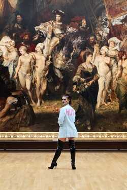 Drag Artist Dixi Glow vor einem großen Gemälde in der Hamburger Kunsthalle