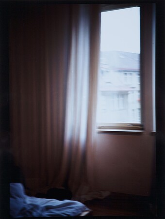 Nan Goldin (*1953), Hotel Room Zurich, 1988, Fotografie, 39,4 x 26,7 cm, Kunstpalast, Düsseldorf, Sammlung Hanck © Nan Goldin Foto: Kunstpalast – Horst Kolberg – ARTOTHEK Nan Goldin (*1953), Hotel Room Zurich, 1988, Fotografie, 39,4 x 26,7 cm, Kunstpalast, Düsseldorf, Sammlung Hanck © Nan Goldin Foto: Kunstpalast – Horst Kolberg – ARTOTHEK
