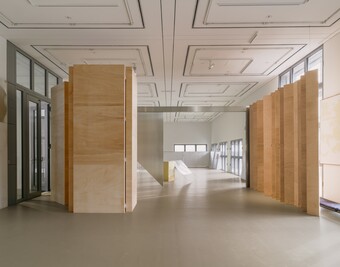 Thea Djordjadze (*1971), Installationsansicht EDI HILA | THEA DJORDJADZE, Hamburger Kunsthalle, Hamburg, 2025, © Thea Djordjadze / VG Bild-Kunst, Bonn 2025, Foto: Simon Menges Thea Djordjadze (*1971), Installationsansicht EDI HILA | THEA DJORDJADZE, Hamburger Kunsthalle, Hamburg, 2025, © Thea Djordjadze / VG Bild-Kunst, Bonn 2025, Foto: Simon Menges