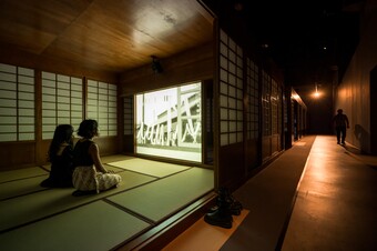 Ho Tzu Nyen (*1976), Hotel Aporia, (Installationsansicht Singapore Art Museum, 2023), 2019, Sammlung des Singapore Art Museum, Foto: Memphis West Pictures