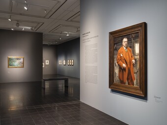 Installationsansicht der Ausstellung ANDERS ZORN. Schwedens Superstar, Hamburger Kunsthalle, 26. September 2025 bis 25. Januar 2026, mit den Werken Selbstporträt in Rot, 1915 (re.) und Erlenbüsche, 1888, (li.) von Anders Zorn © beide: Zornmuseet Mora Foto: Fred Dott