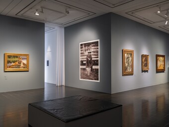 Installationsansicht der Ausstellung ANDERS ZORN. Schwedens Superstar,  Hamburger Kunsthalle, 26. September 2025 bis 25. Januar2026,  mit den Werken (v.li.) Mitternacht, 1891 [Zornmuseet Mora]; Fotoaufnahme von Anders Zorn [Fotograf unbekannt];  Auf dem Heuboden, 1892 [Hälsinglands Museum, Hudiksvall];  Großmutter fertig einen Halfter, 1892 [Göteborgs konstmuseum] und Volksschule in Mora, 1913,  Volksschule in Mora [LF Dalarnas, Schweden] von Anders Zorn Foto: Fred Dott