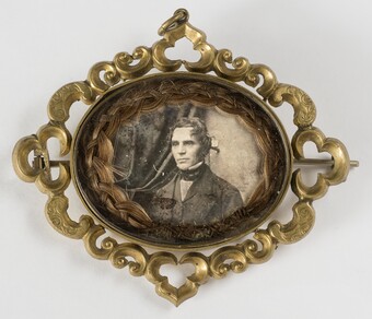 Englisch (Norwich) Mr. Crowe, um 1845 Daguerreotypie, umrahmt von geflochtenem Haar, auf Brosche, 5,5 x 6,5 cm Sammlung Gummersbach © Foto: Jakob Schnetz