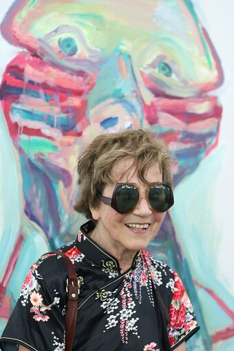 Maria Lassnig (1919–2014) in Zürich 2007 vor Sprachgitter (1999), © Maria Lassnig Stiftung / VG Bild-Kunst, Bonn 2026, Foto: © Sepp Dreissinger