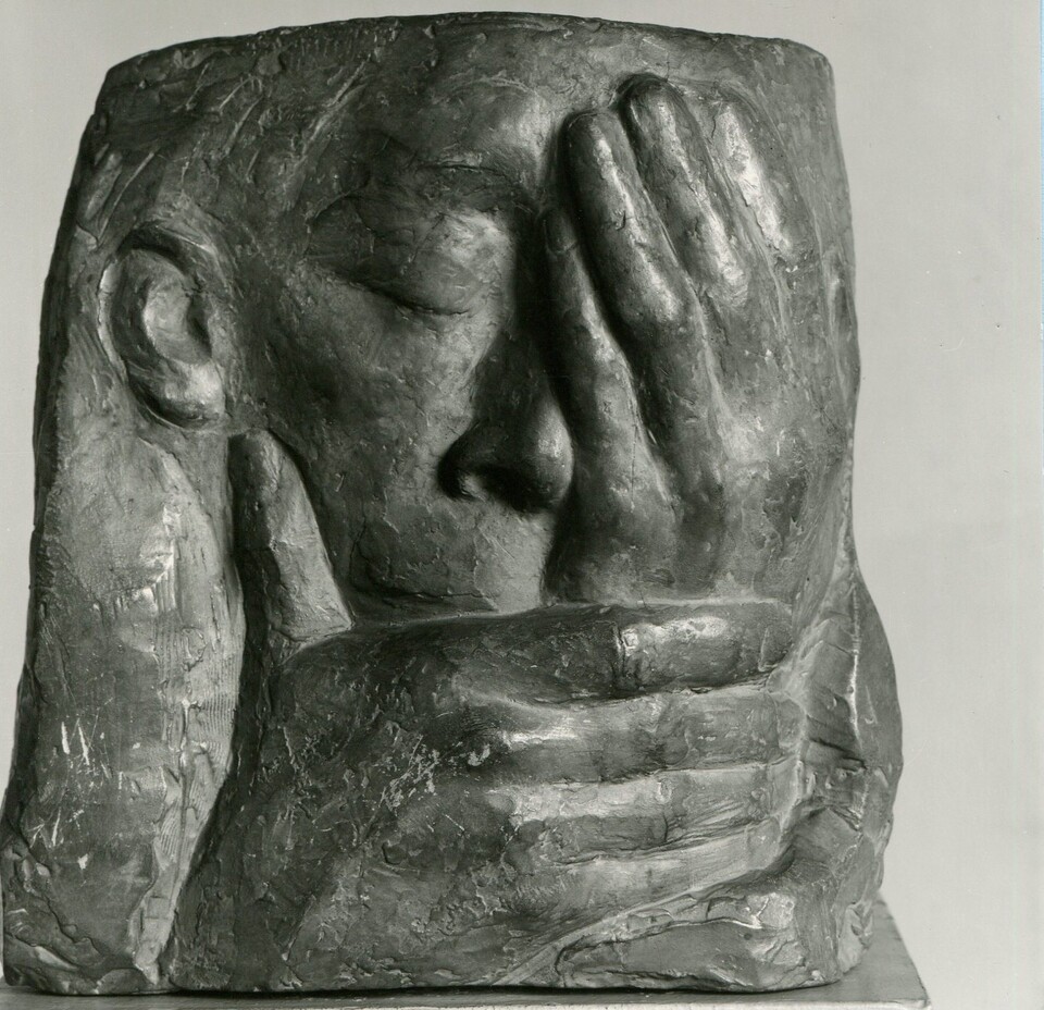Käthe Kollwitz, Die Klage, 1938/39, Stucco, 27,8 x 26,4 x 9,9 cm, © Hamburger Kunsthalle / bpk Foto: Christoph Irrgang