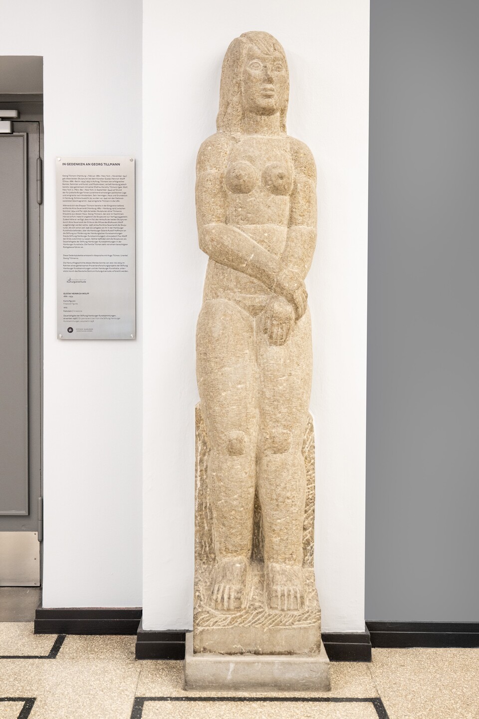 Die linke der beiden Kaminfiguren von Gustav Heinrich Wolff (1986– 1934) im Hubertus-Wald-Forum der Hamburger Kunsthalle © Hamburger Kunsthalle, Foto: Romanus Fuhrmann Die linke der beiden Kaminfiguren von Gustav Heinrich Wolff (1986– 1934) im Hubertus-Wald-Forum der Hamburger Kunsthalle © Hamburger Kunsthalle, Foto: Romanus Fuhrmann