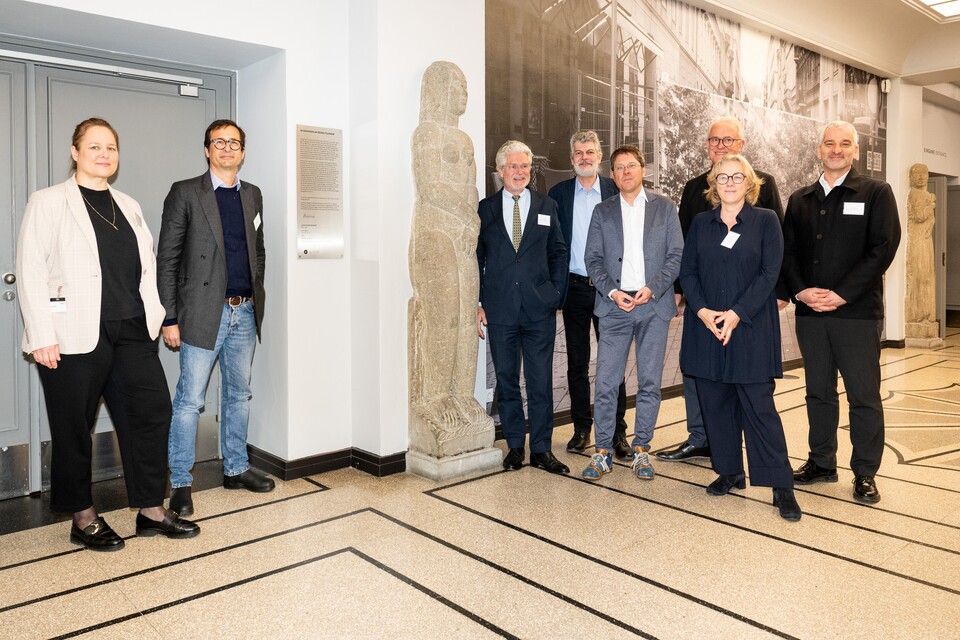 Präsentation der Gedenktafel mit (v.l.n.r.): Dr. Nadine Bauer (Projektmitarbeiterin), Hugo Tillman (Nachfahre von Georg Tillmann), Arndt Klippgen (Stiftung Hamburger Kunstsammlungen), Dr. Uwe Hartmann (Deutsches Zentrum Kulturgutverluste), Prof. Dr. Alexander Klar (Direktor Hamburger Kunsthalle), Dr. Bernd Kundrun (Stiftung Hamburger Kunstsammlungen), Dr. Helga Huskamp (Geschäftsführerin Hamburger Kunsthalle) und Markus Pitz (Behörde für Kultur u. Medien HH) © Hamburger Kunsthalle, Foto: Romanus Fuhrmann Präsentation der Gedenktafel mit (v.l.n.r.): Dr. Nadine Bauer (Projektmitarbeiterin), Hugo Tillman (Nachfahre von Georg Tillmann), Arndt Klippgen (Stiftung Hamburger Kunstsammlungen), Dr. Uwe Hartmann (Deutsches Zentrum Kulturgutverluste), Prof. Dr. Alexander Klar (Direktor Hamburger Kunsthalle), Dr. Bernd Kundrun (Stiftung Hamburger Kunstsammlungen), Dr. Helga Huskamp (Geschäftsführerin Hamburger Kunsthalle) und Markus Pitz (Behörde für Kultur u. Medien HH) © Hamburger Kunsthalle, Foto: Romanus Fuhrmann