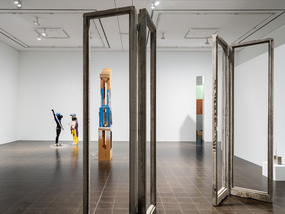 Ausstellungsansicht ISA MONA LISA, Vier Objekte von Isa Genzken (*1948), v. l. n .r. Sophienstrasse, Mittelweg, 1991, Schauspieler, 2013, Untitled, 2018, © VG Bild-Kunst 2025