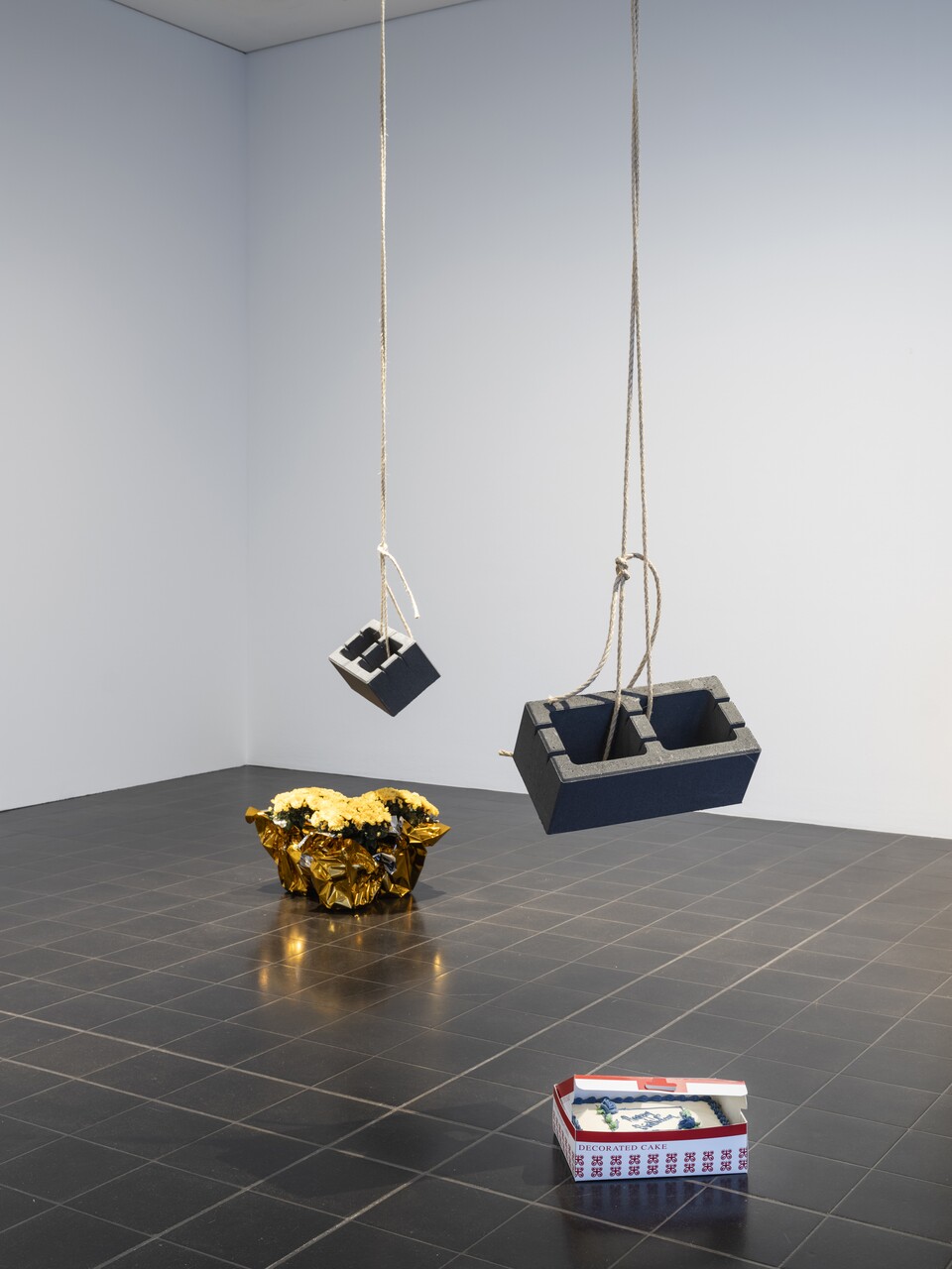 Ausstellungsansicht BAS JAN ADER. I’m searching…, Hamburger Kunsthalle, 2025 © The Estate of Bas Jan Ader / Mary Sue Ader Andersen / VG Bild-Kunst, Bonn 2025. Courtesy of Meliksetian | Briggs, Dallas, Foto: Fred Dott