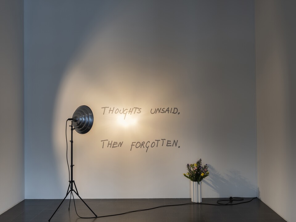 Ausstellungsansicht BAS JAN ADER, I’m searching…, Hamburger Kunsthalle, 2025 © The Estate of Bas Jan Ader / Mary Sue Ader Andersen / VG Bild-Kunst, Bonn 2025. Courtesy of Meliksetian | Briggs, Dallas, Foto: Fred Dott