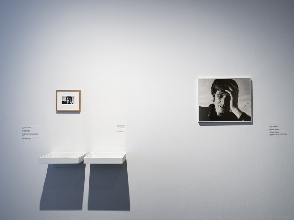 Ausstellungsansicht BAS JAN ADER. I’m searching…, Hamburger Kunsthalle, 2025 © The Estate of Bas Jan Ader / Mary Sue Ader Andersen / VG Bild-Kunst, Bonn 2025. Courtesy of Meliksetian | Briggs, Dallas, Foto: Fred Dott