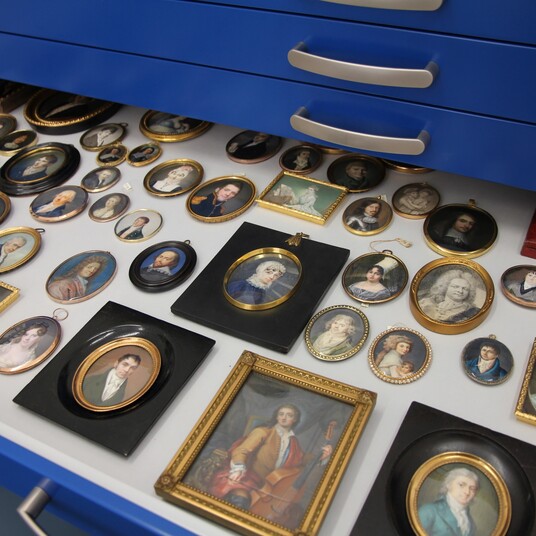 Ansicht geöffn. Schublade Planschrank mit rest. Miniaturen