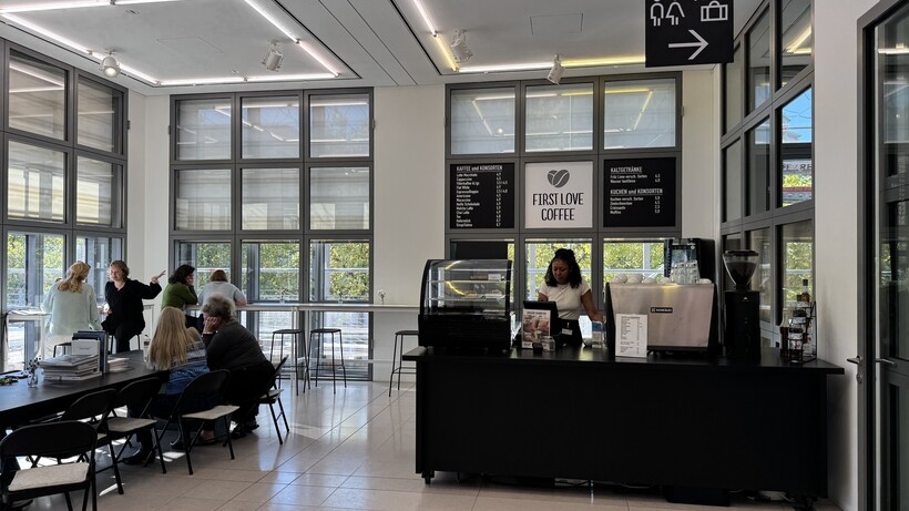 First Love Coffee im Foyer der Galerie der Gegenwart