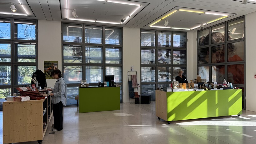 Zorn Shop im Foyer der Galerie der Gegenwart