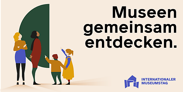 Drei Menschen unterschiedlicher Generationen betrachten gemeinsam ein Kunstwerk in einem Museum
